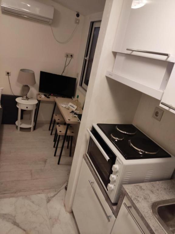 Center Small Penthouse Apartment *